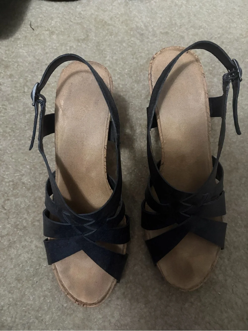 Aerosoles black strappy wedge sandals in women’s size 8.5